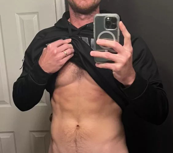 [33] gym fit bro. Masc. discreet.