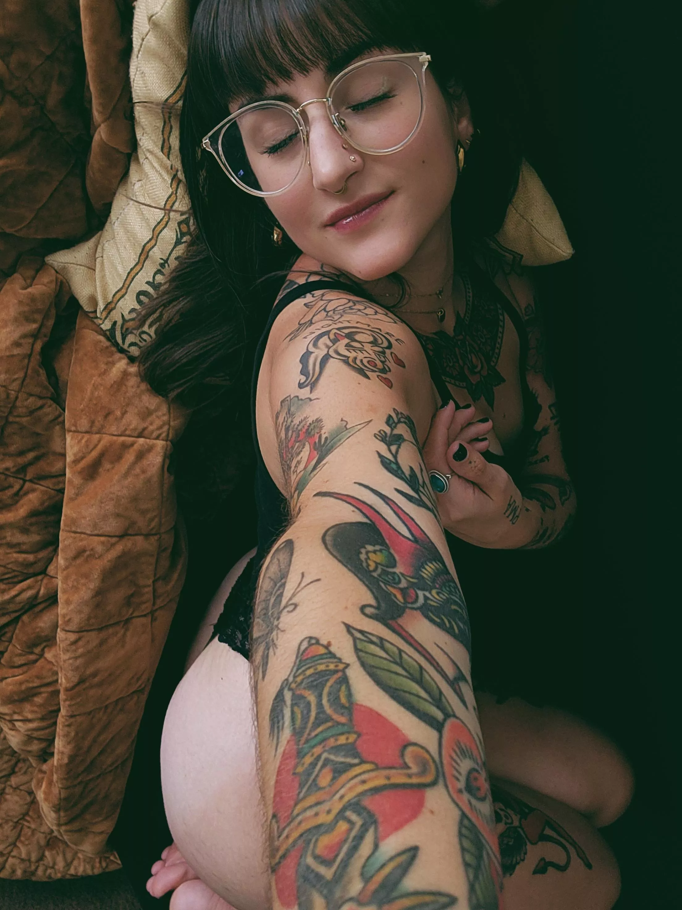 Cuddle me or fuck me 🖤