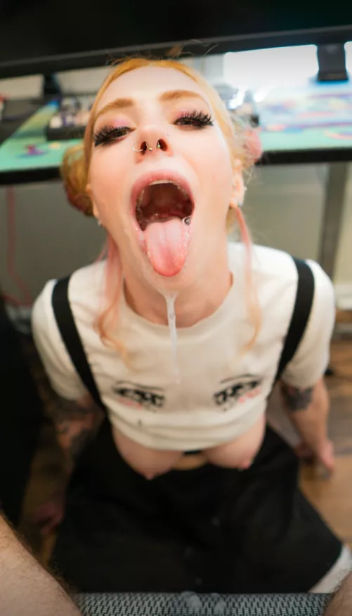 Getting the cum off my clothes makes me wet🤤