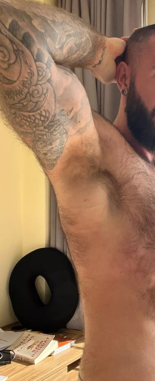 Hairy pits smells so good after a workout