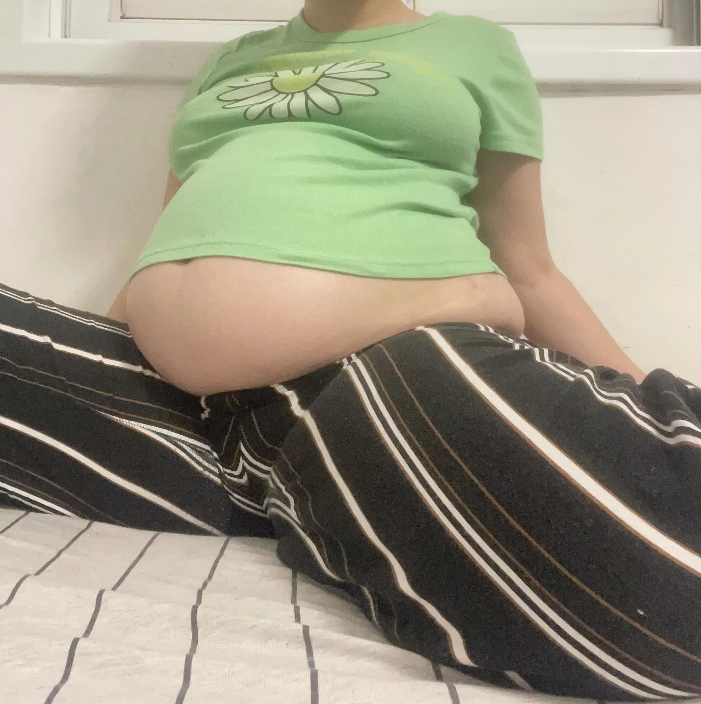 I can't keep my belly covered 😳