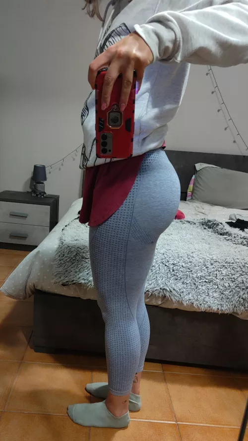 I Just love yoga pants 😍 do you like how they look on me?