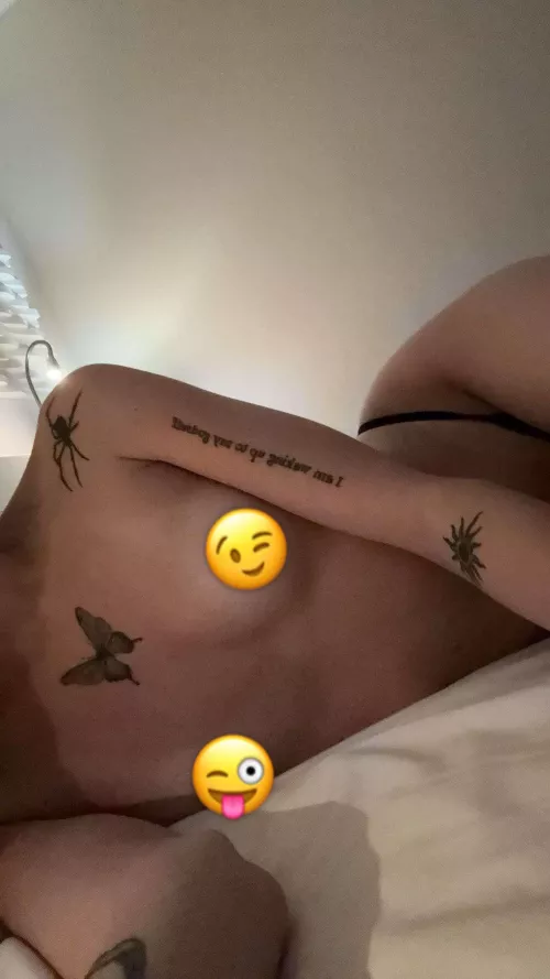 Vem vill ha en helt naken video i DMs😜🤭