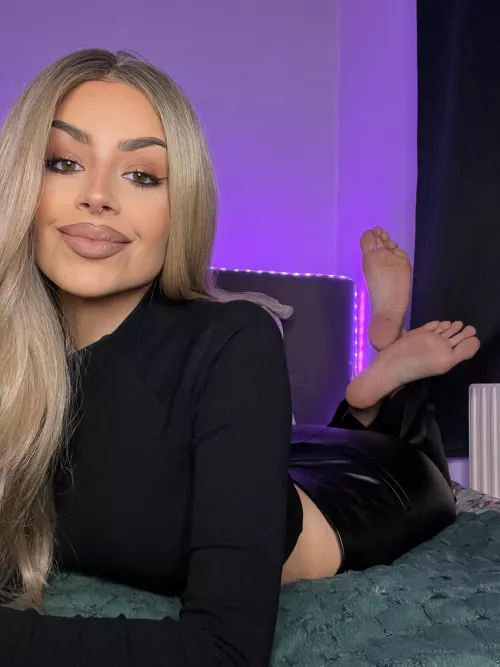 Want to taste those long toes?