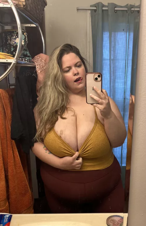 Your 🍆 would fit perfectly between them 😘