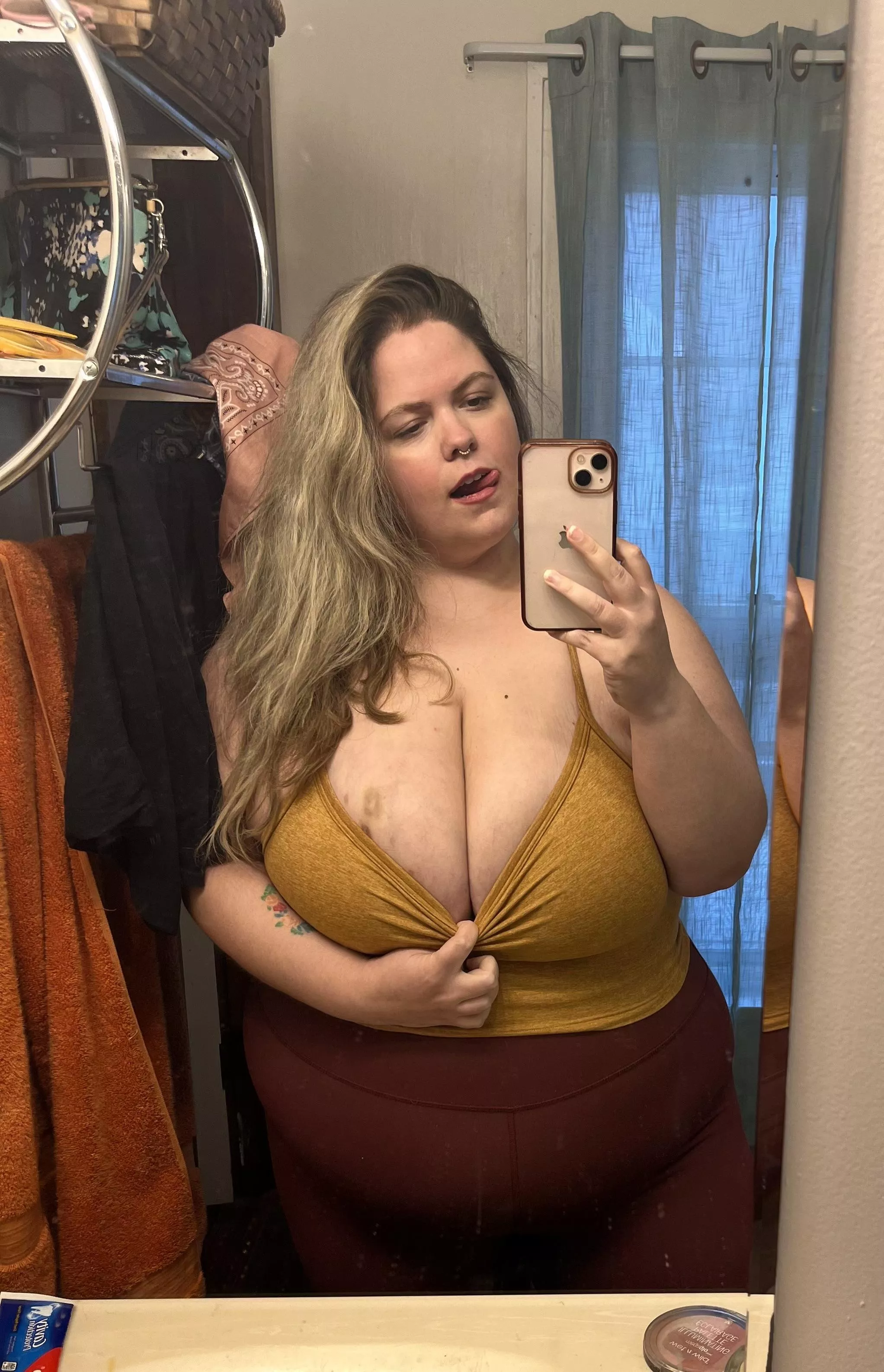 Your 🍆 would fit perfectly between them 😘