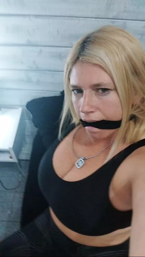 Busty MILF gagged selfie