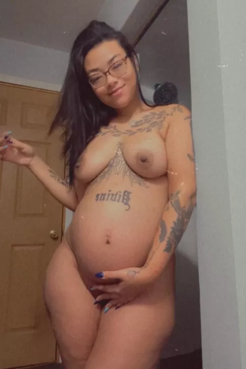 Do I look good with my bump?😈