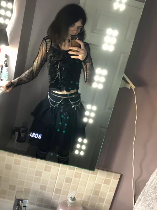 Do you like tall goth femboys? 🖤🖤