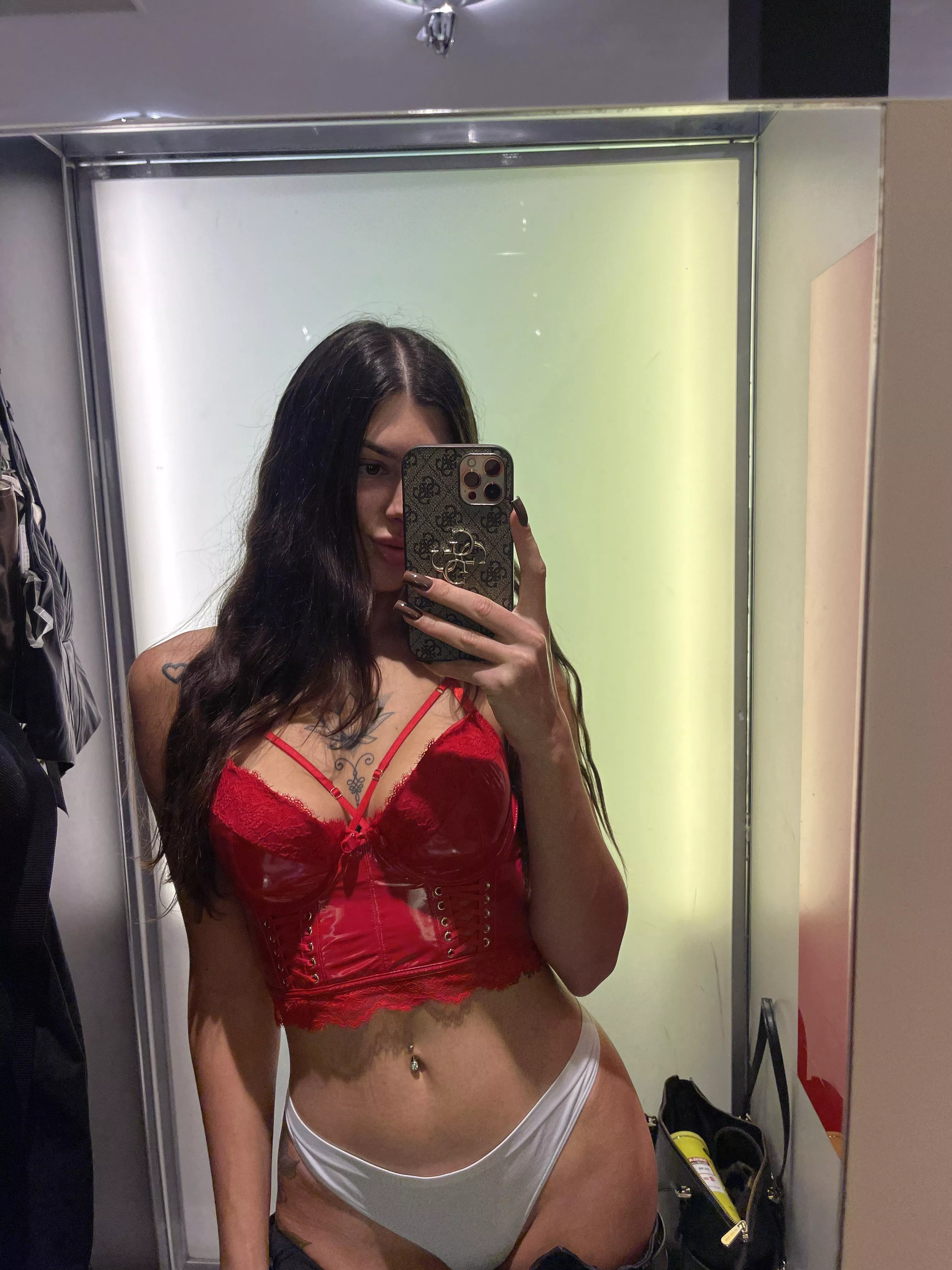 I think red suits me, am I right ?