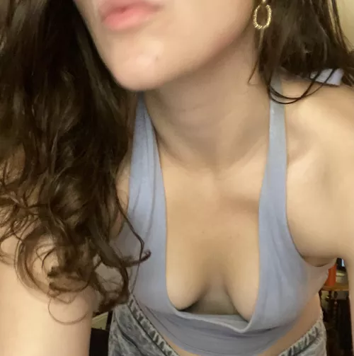 POV: You're a bartender and I lean over to order a drink <33