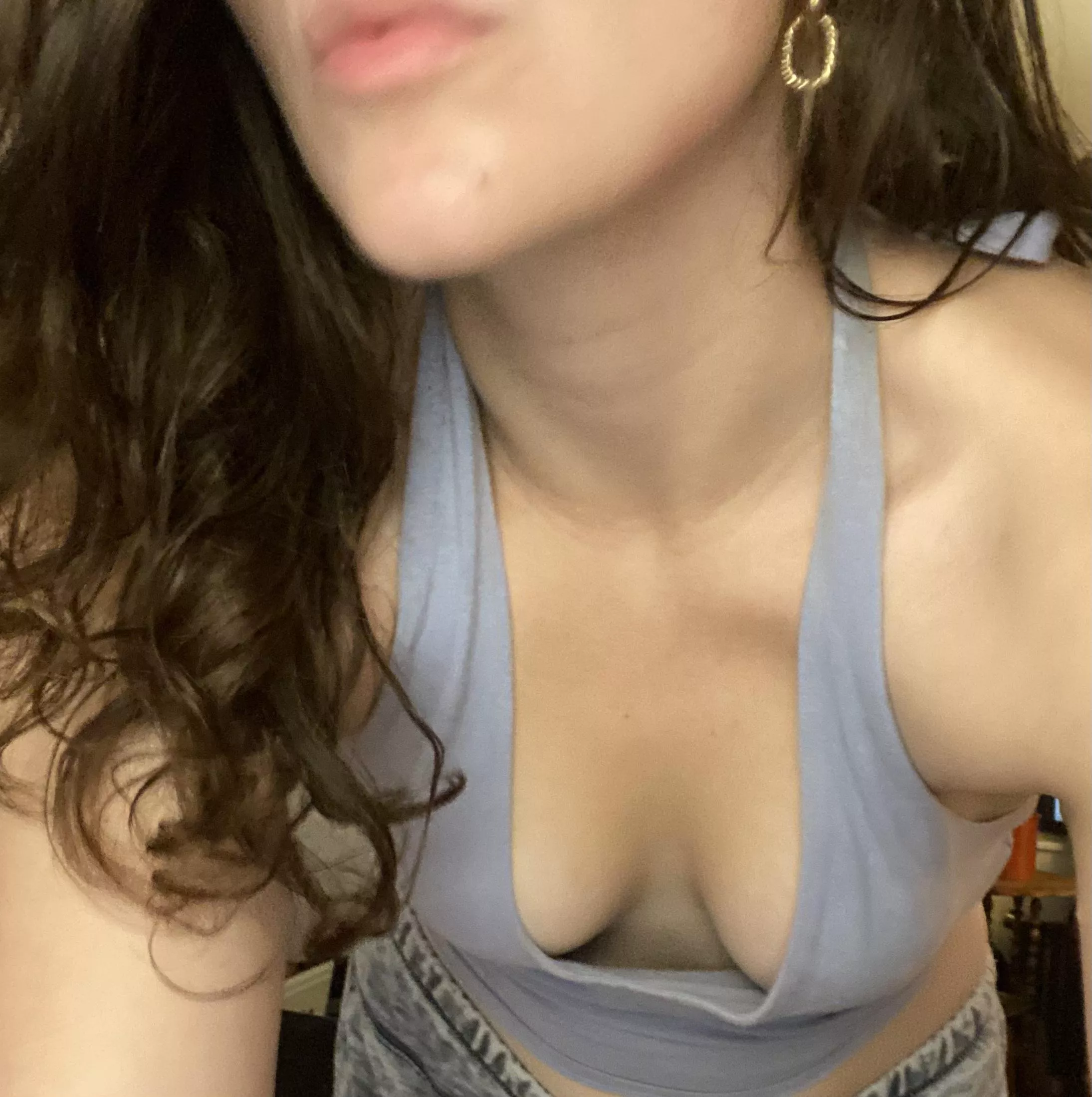 POV: You're a bartender and I lean over to order a drink <33