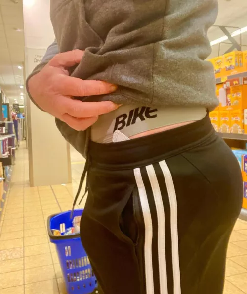 Today’s jockstrap, a classic 🍑