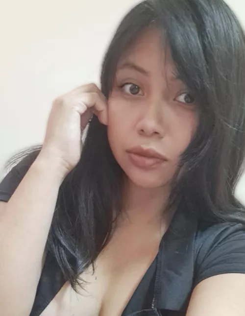 Trying a sexy pose (F)