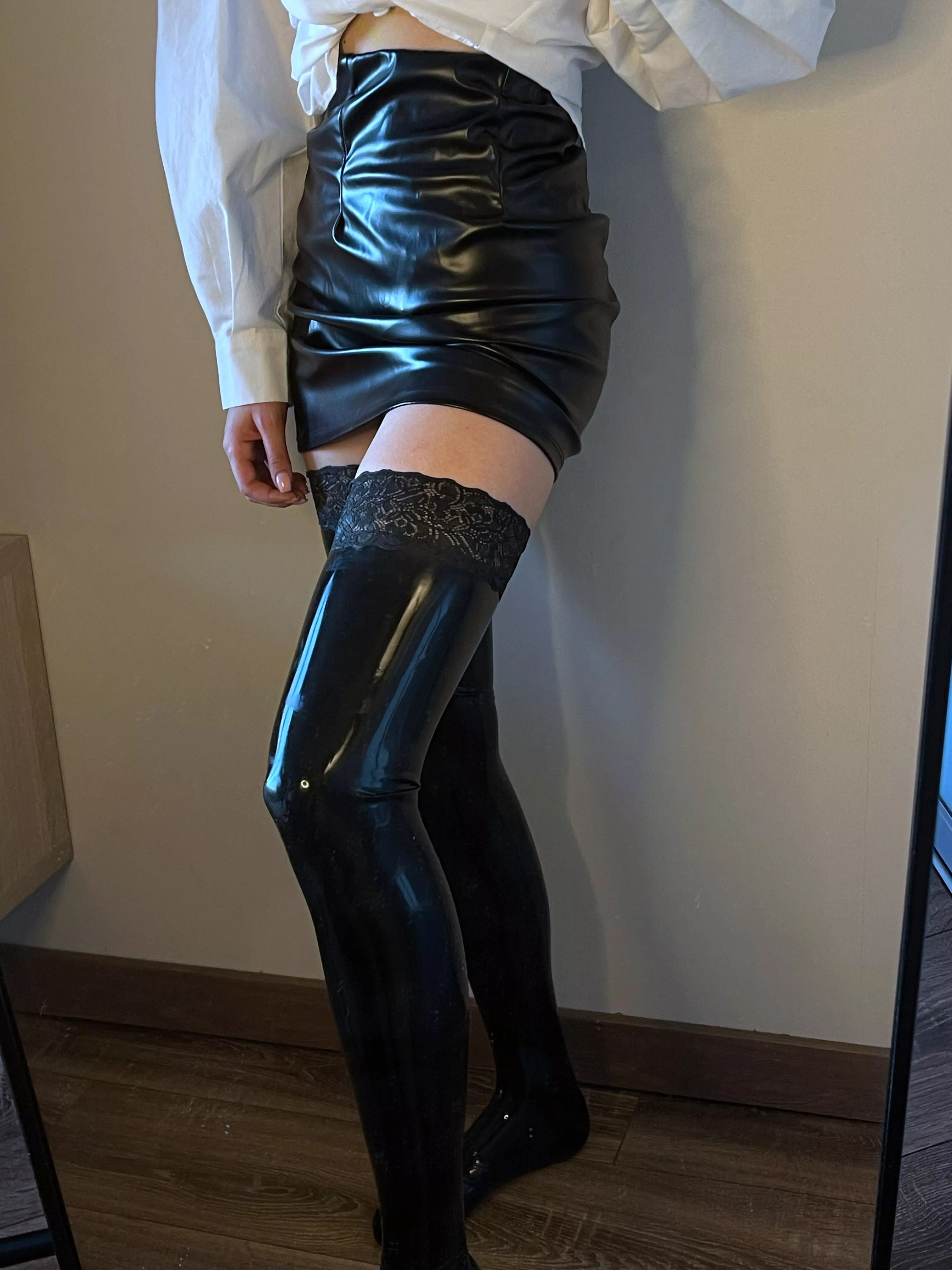 Trying latex stockings [F] 🖤🖤🖤