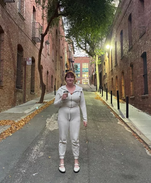 Braless coffee & city walk