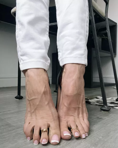 Long toes and veiny feet