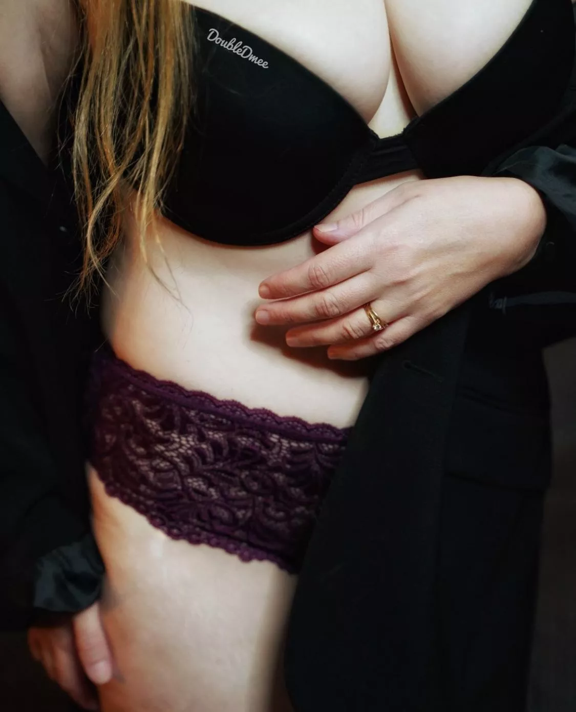 Makes me wet when you look at my wedding ring