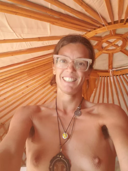 Warm day = nude day !!! So happy, after windy last week and grey day yesterday, it's sunny and warm today !!