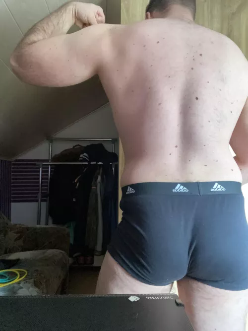 [40]Are some booty lovers here?