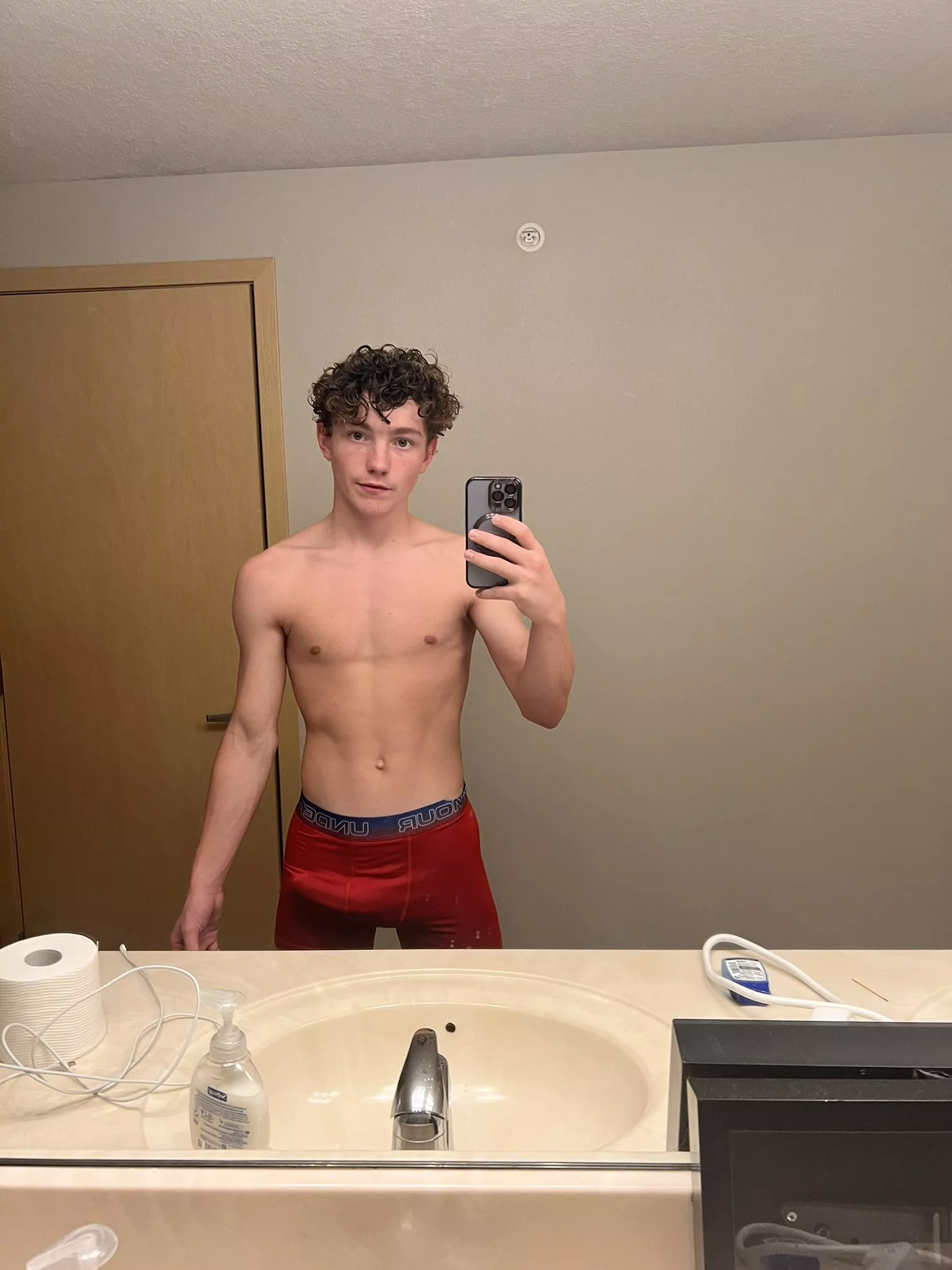 Do you like my bulge? 🤔?