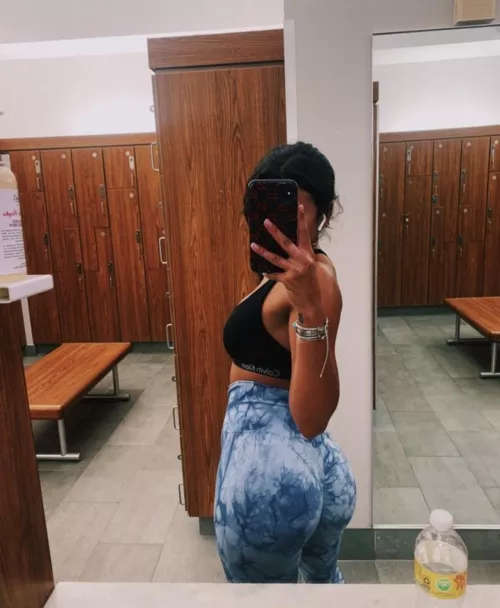 (F) What do you do if you catch me in the locker room 🙈