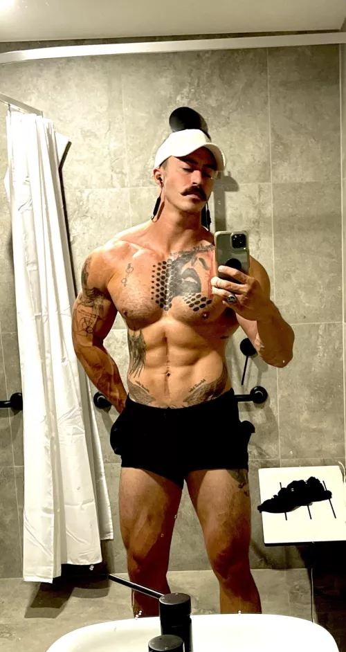 Friday morning pumps. Whose licking off the sweat? 💦 😈