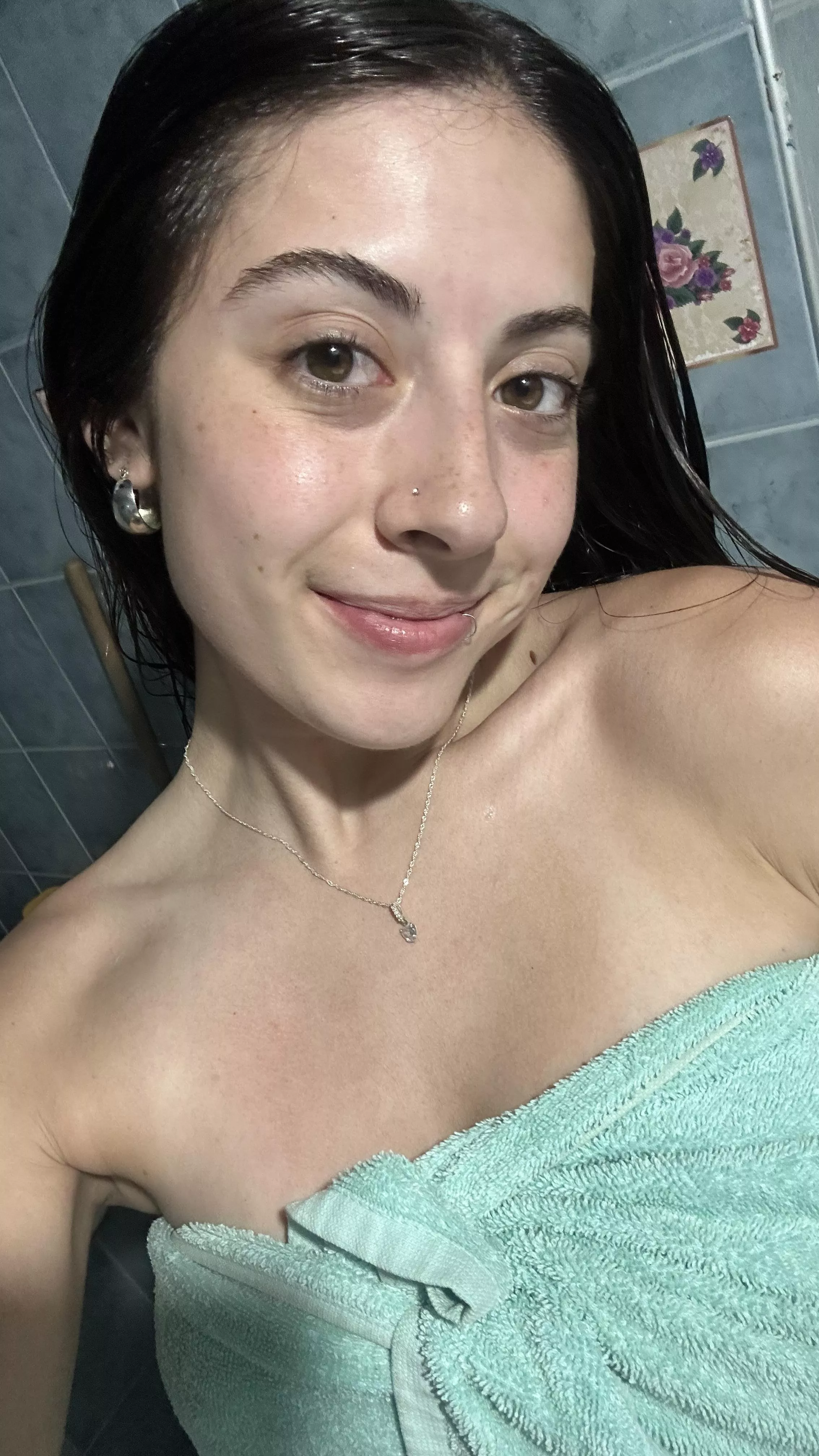 No makeup after shower selfie. Can I have a kiss?