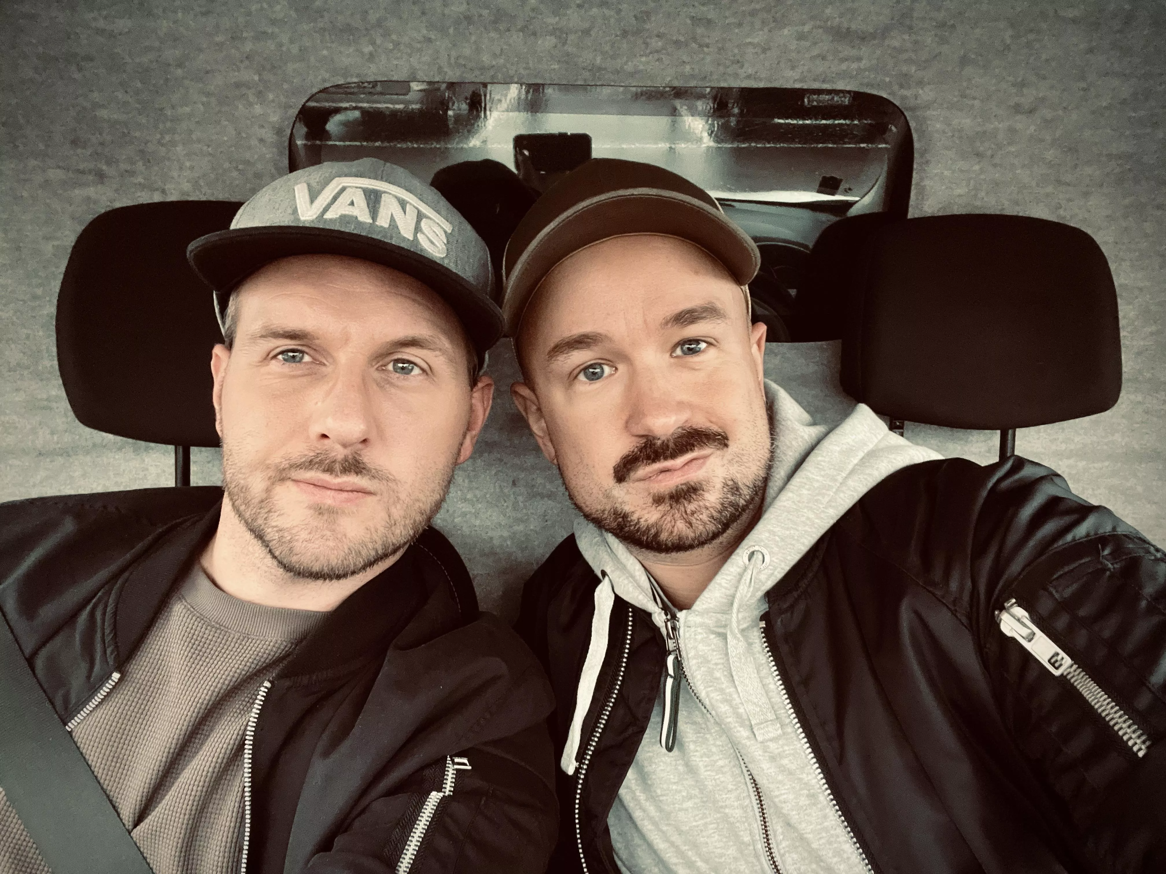 Small things like driving around running errands before the weekend can be a blast and a blessing if you get to do it together with your partner in crime 😎🥰 We hope yall have a great weekend comin up?