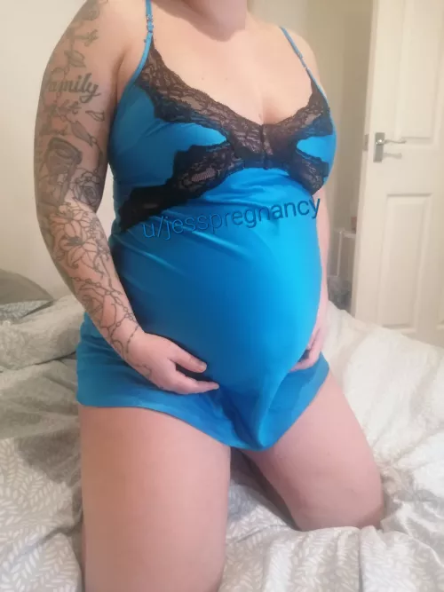 Who's coming to bed to see what's under this night dress 😏?