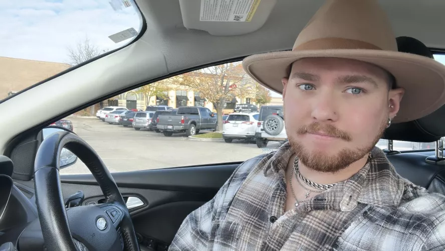 Happy Saturday. Can we just play games all day in bed ☺️🎮