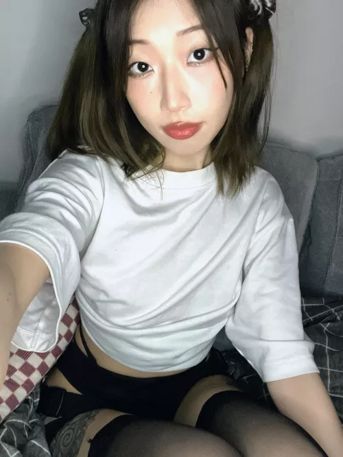 Just a horny 18-year-old seeking attention