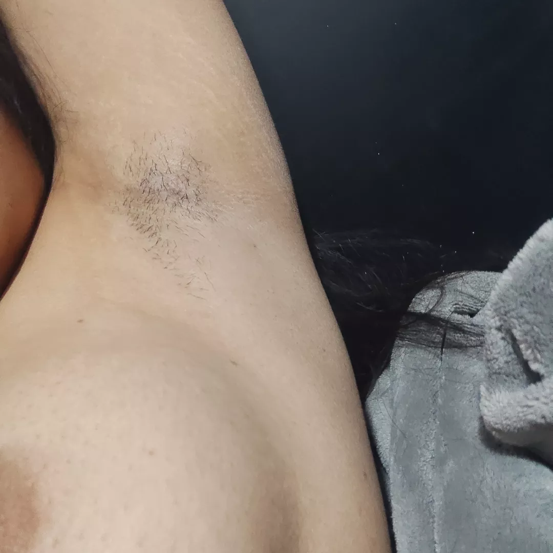 Would u lick My hairy armpit 🙈
