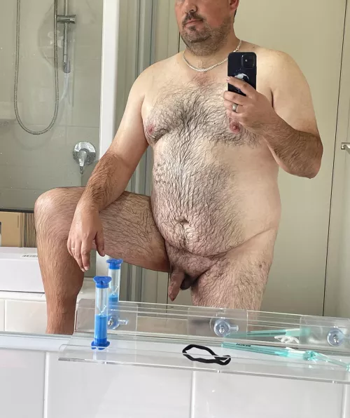 Going for the wet hair look 🤭