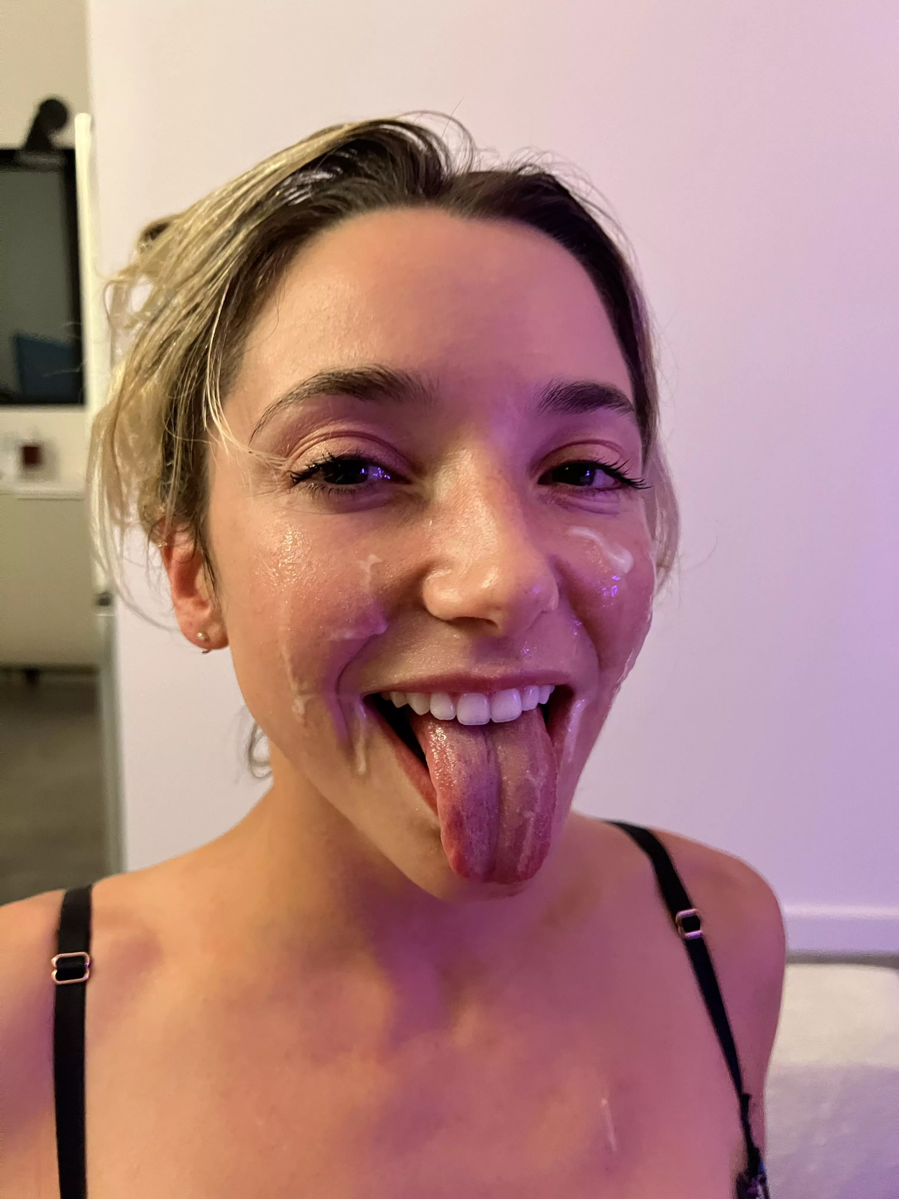 i love to get my hair messed up, my throat fucked, and my face covered in cum. 😈💦 you interested?