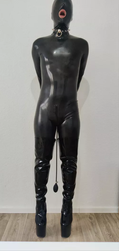 Latex fuckdoll awaiting orders 🖤🖤