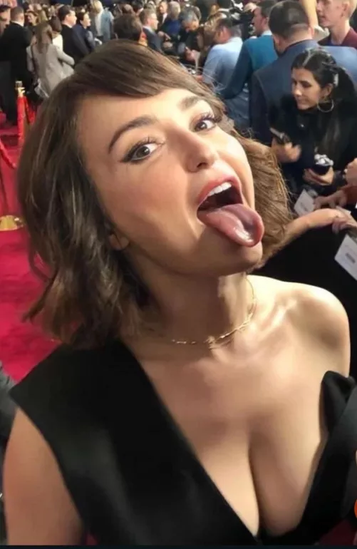 Milana Vayntrub