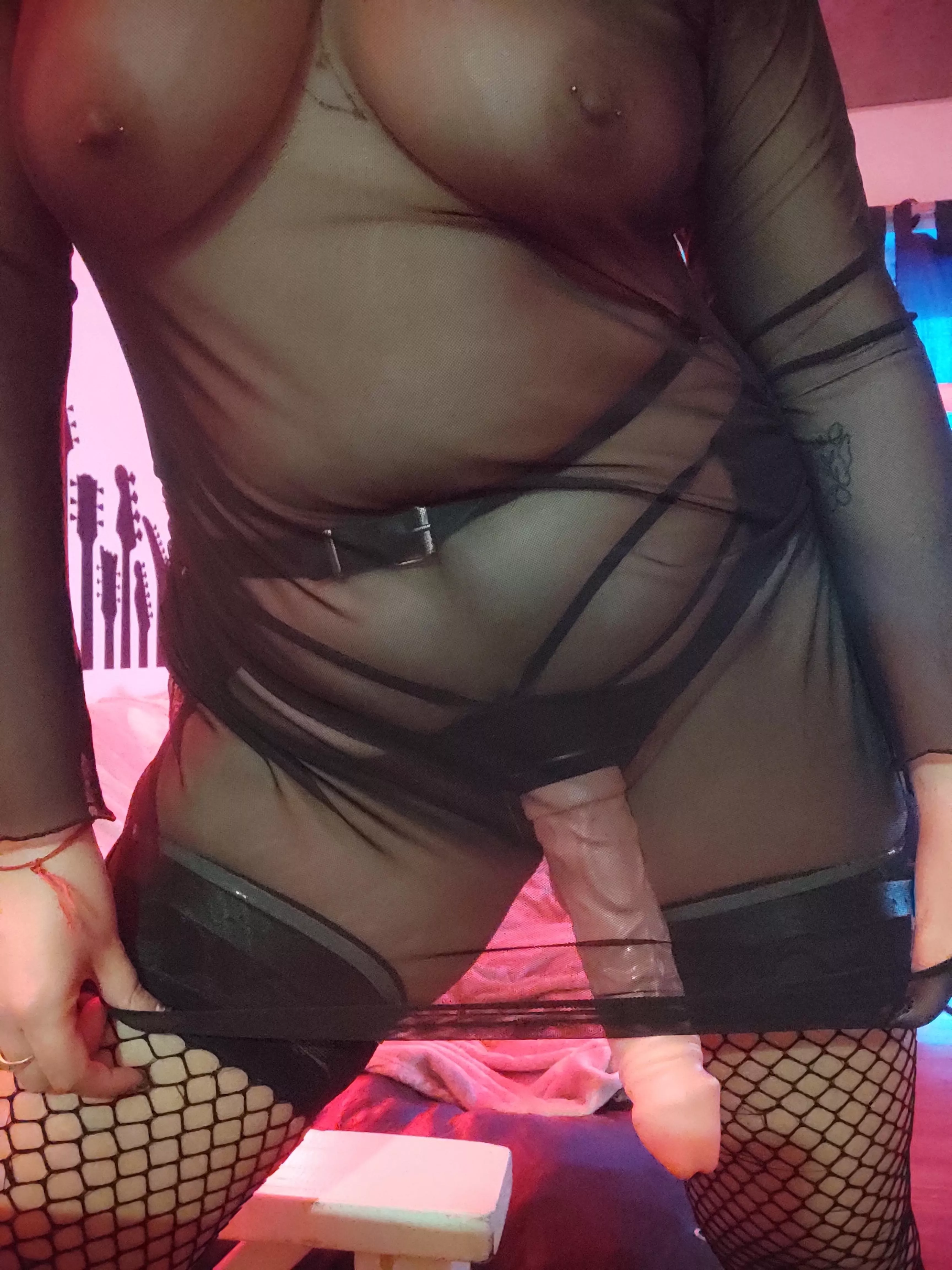 Mommy promises an entertaining night. Are you ready 😏