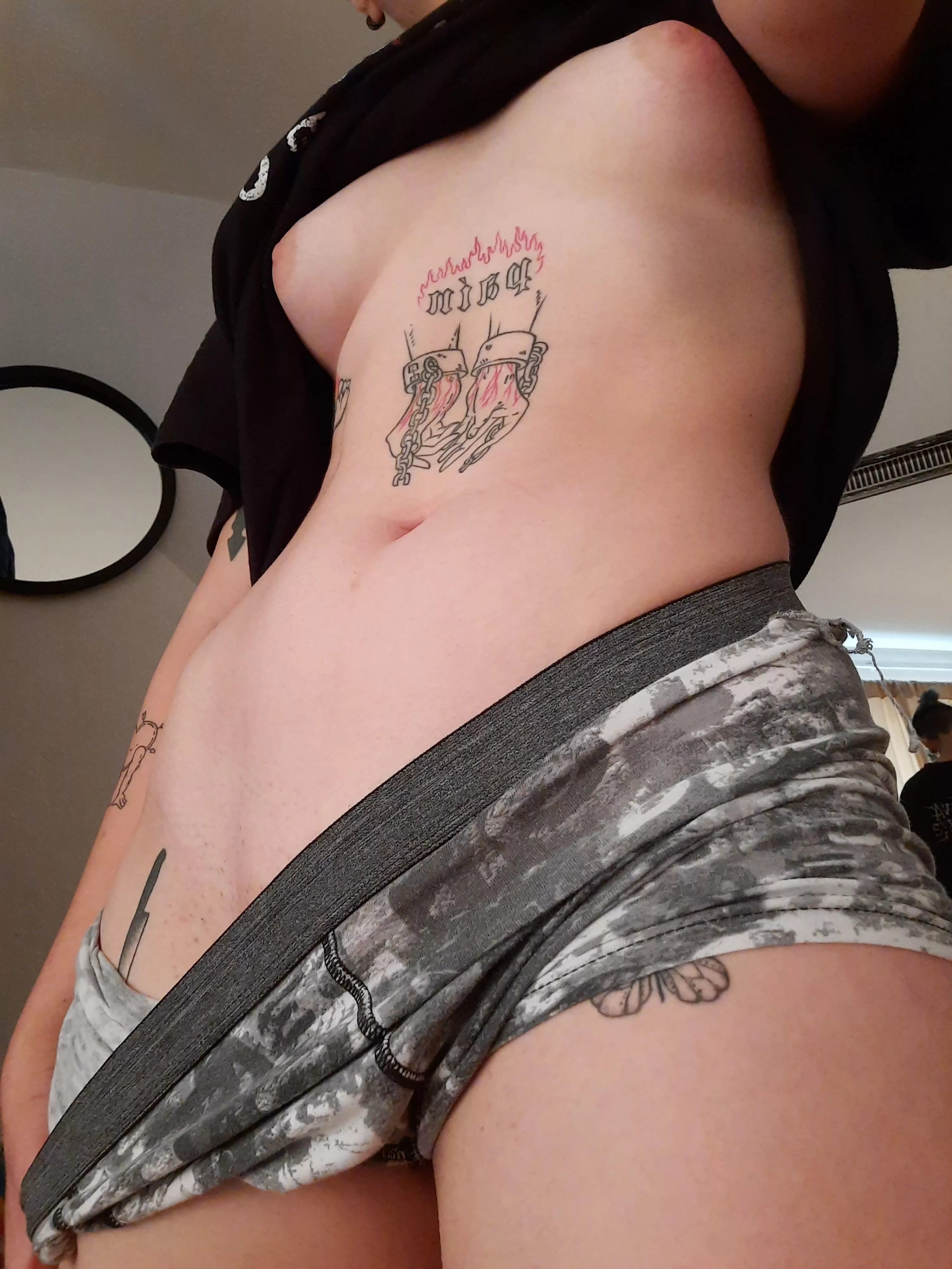 Would u date a tattooed boi like me