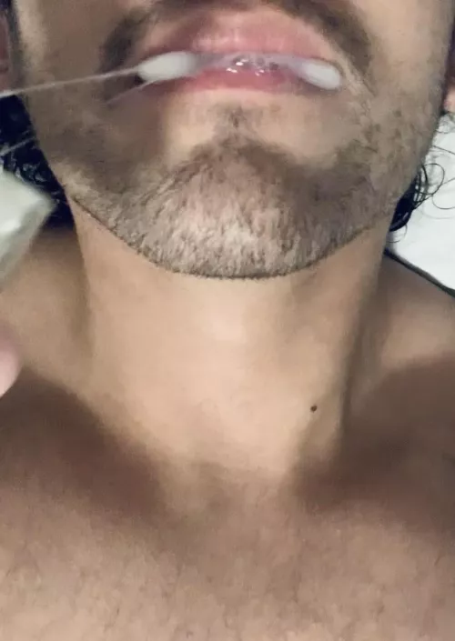 (29) My new roommate offered to give me breakfast today 😳