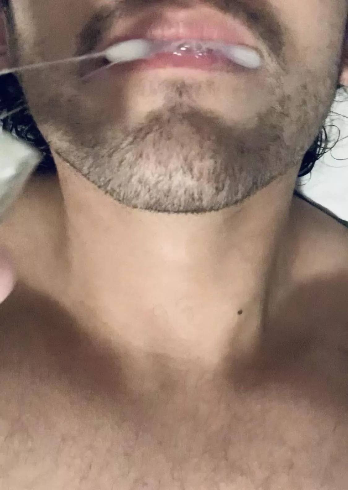 (29) My new roommate offered to give me breakfast today 😳