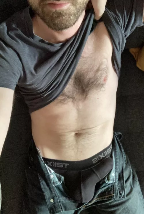 Do we like this bulge? DMs open. Long term chat buddies welcome.