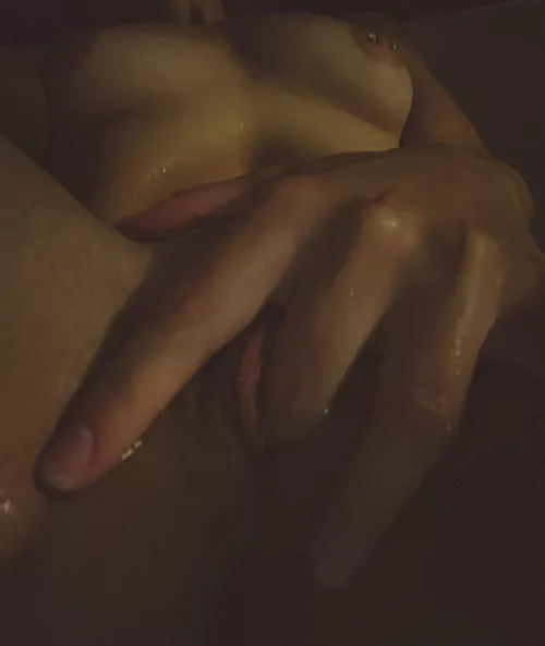 Note [f]or your mental image: I’m 5’1 and wear XS gloves 🤭