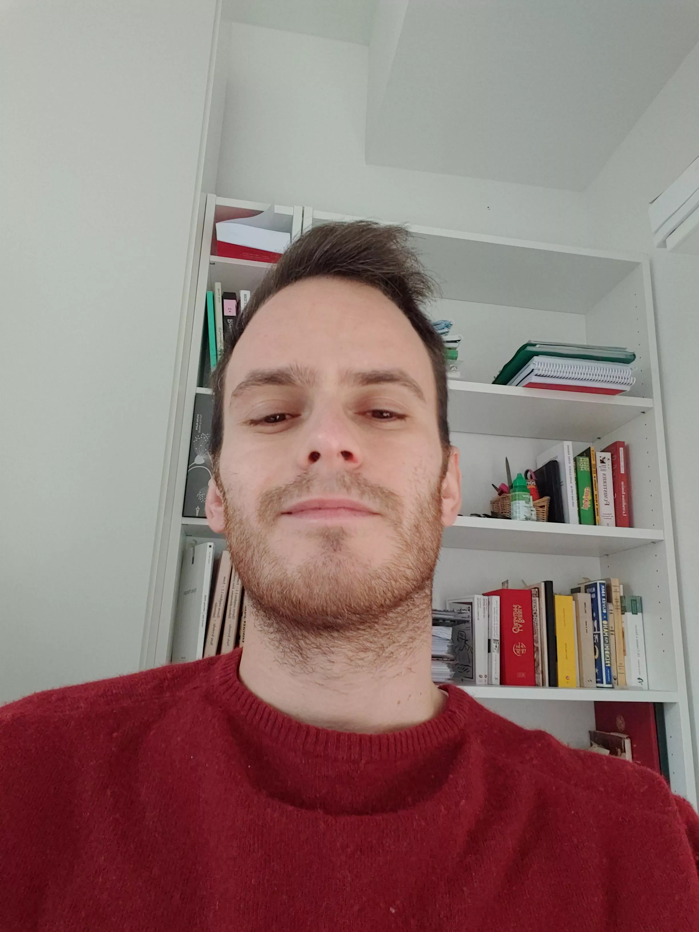 A selfie with my bookshelf? And a smirk? Groundbreaking 🍂 How are you guys?