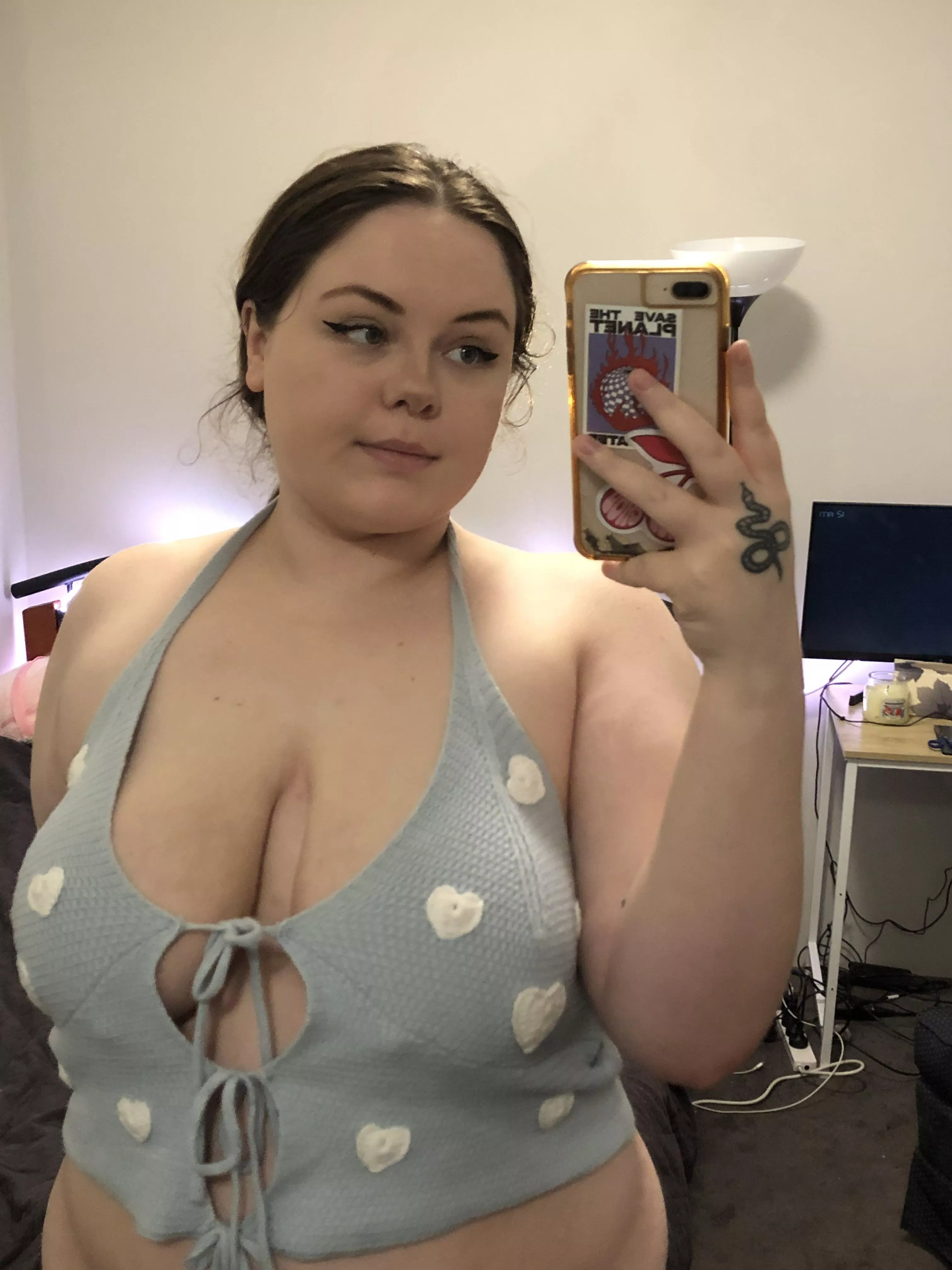 Anyone wanna teach me how to play league ?