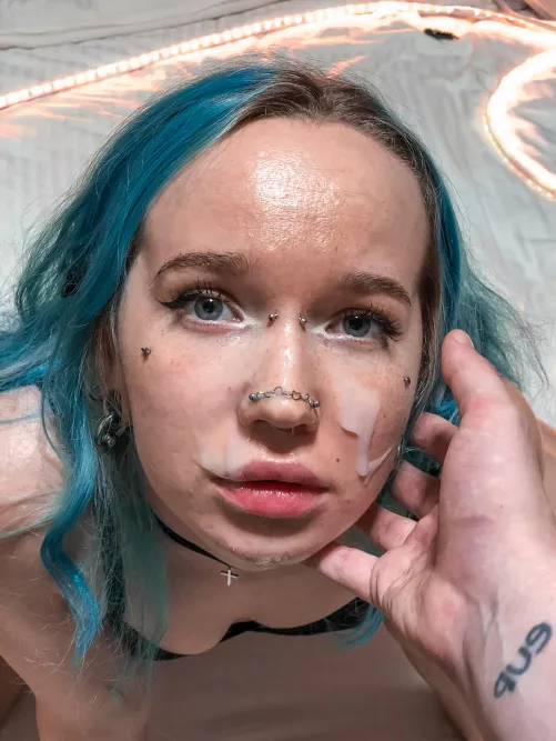 I like to submit and cum on my face