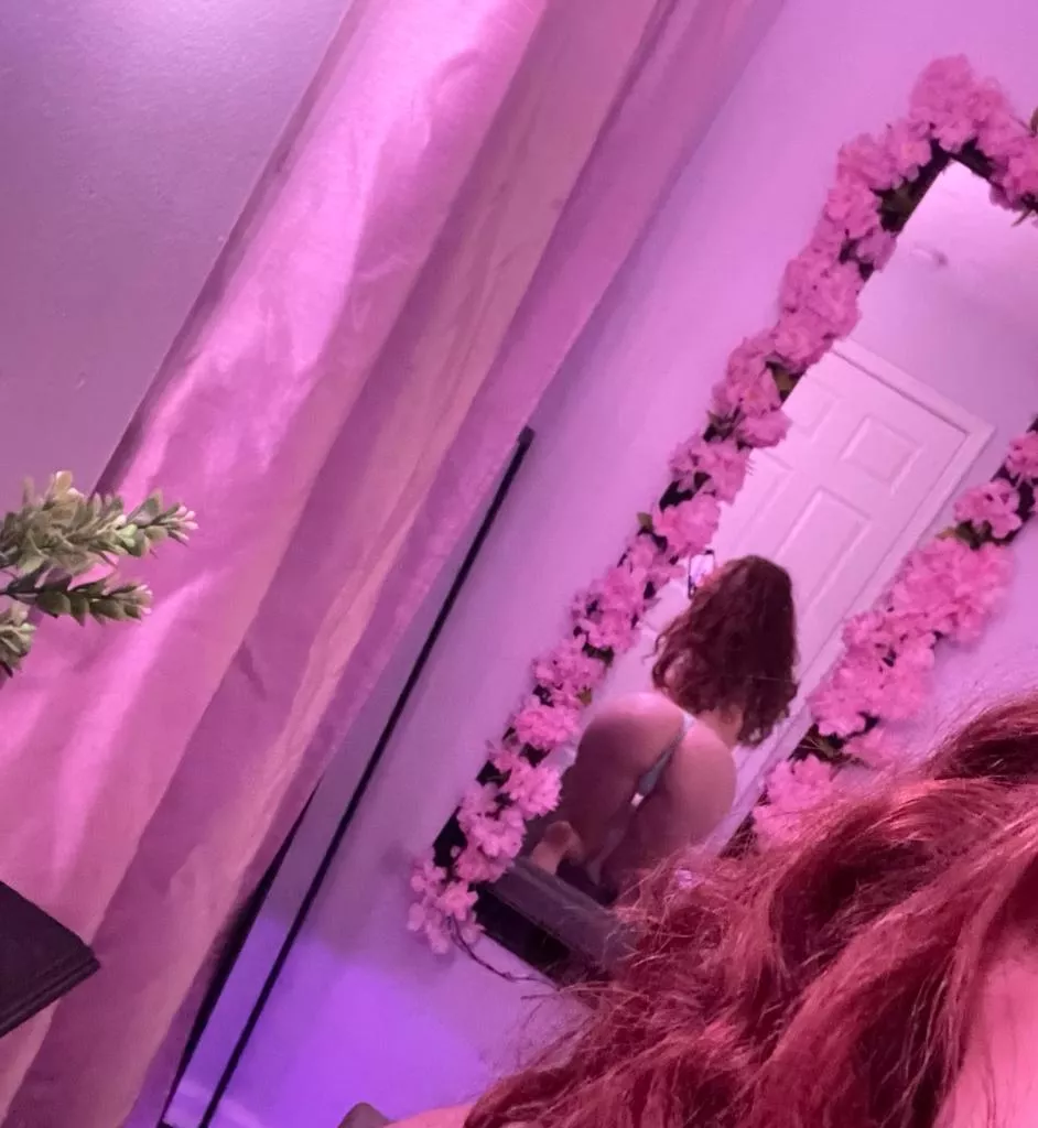 I love when guys stare at my round ass 💕