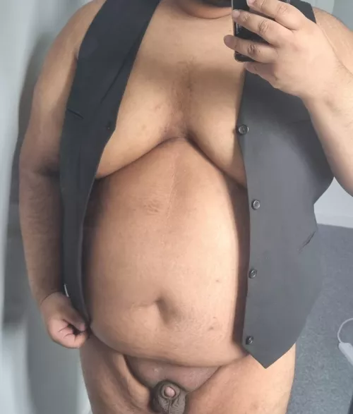 If I try buttoning this waistcoat up I'm gonna become an active shooter 😭😂