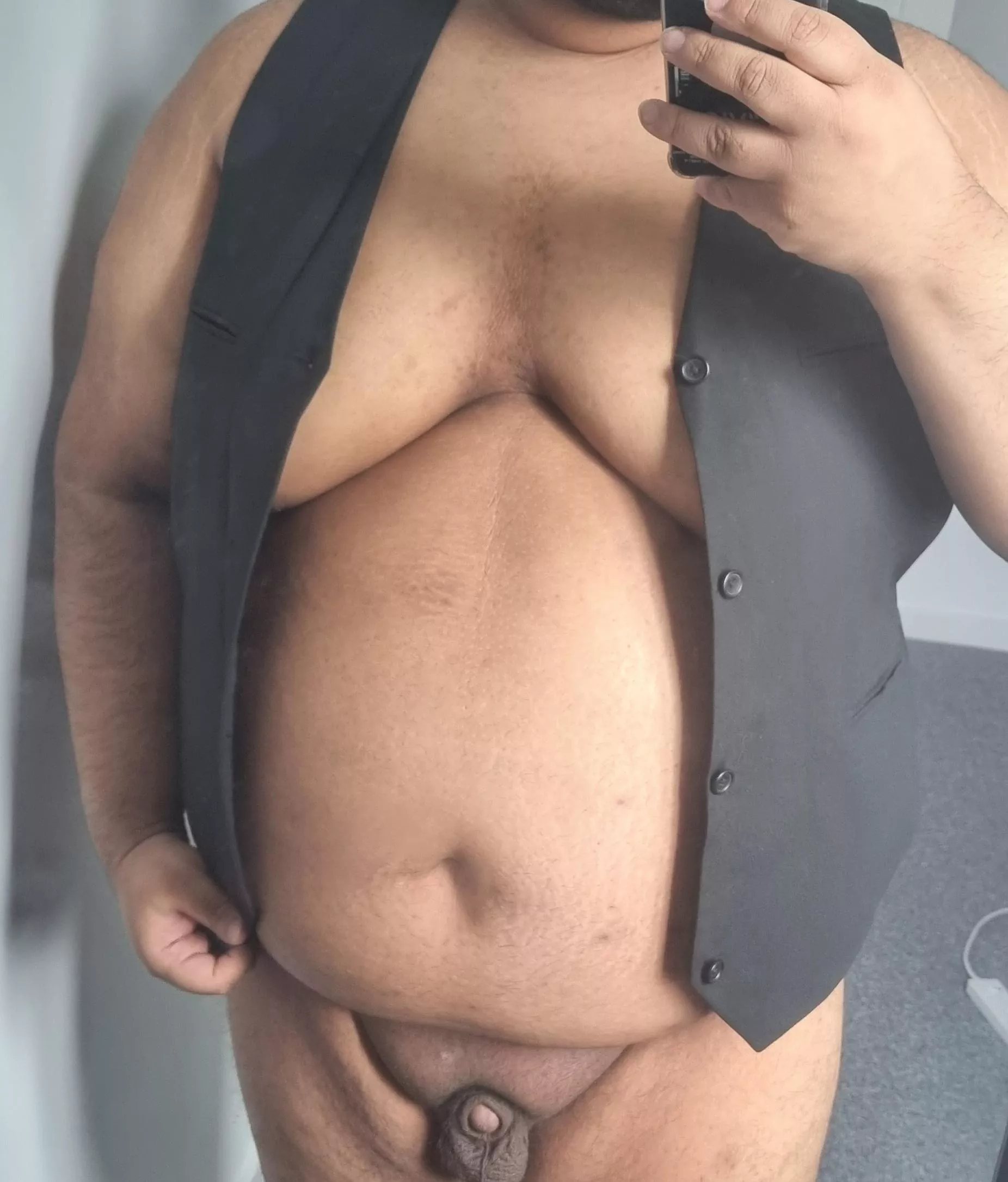 If I try buttoning this waistcoat up I'm gonna become an active shooter 😭😂