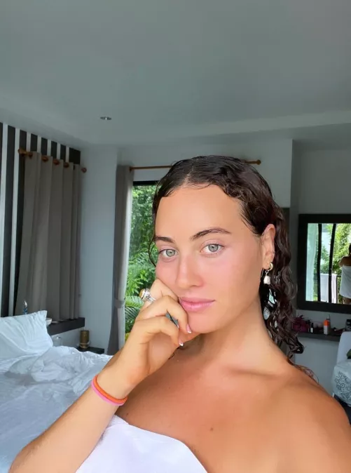 Is it possible to refuse a brunette about a service?